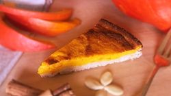 Kürbiskuchen auf einem Holzbrett