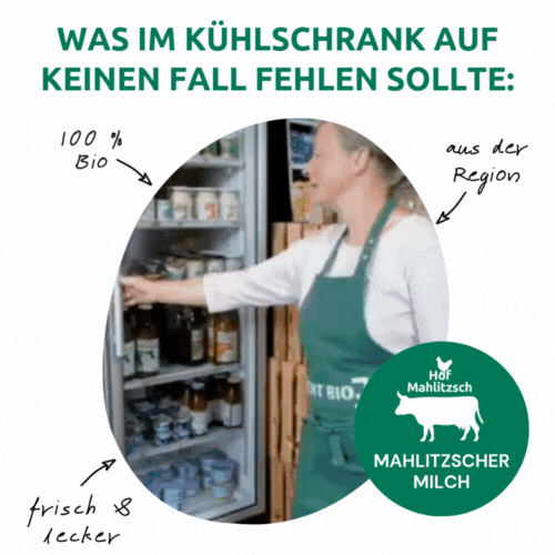 Hofladen-Mitarbeiterin Angelika holt eine köstliche Mahlitzscher Bio-Milch aus einem Kühlschrank.