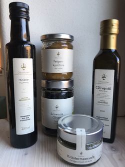 Öl, Essig, Marmelade, Oliven im Glas 