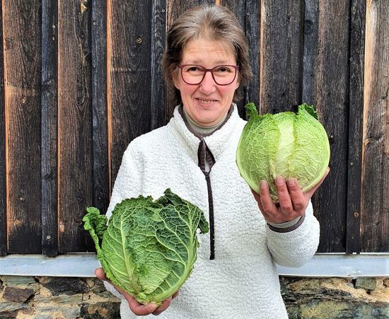 Silke präsentiert den Mahlitzscher Bio Wirsingkohl
