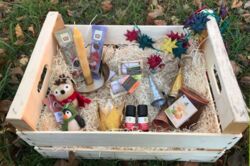 bunte geschenke in holzkiste