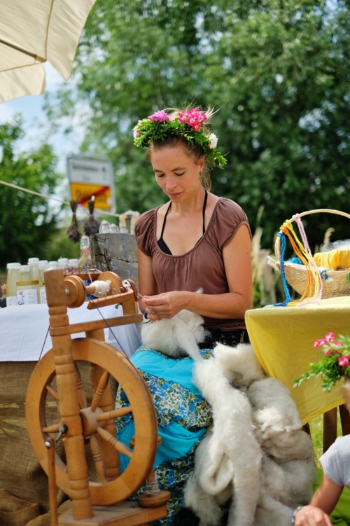 Hoffest 2019 Kräuterstand Frau am Webstuhl