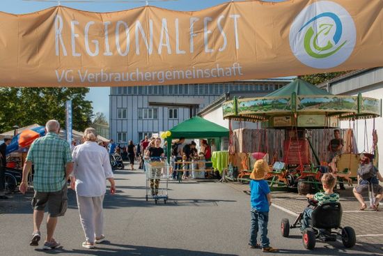 Menschen auf einem Fest in Dresden