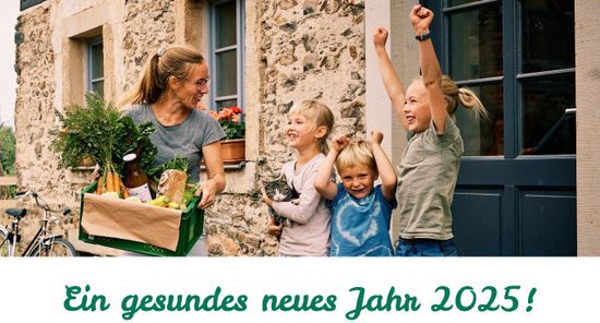 KI generiert: Das Bild zeigt eine Frau mit einer Kiste voller frischer Lebensmittel, umgeben von fröhlichen Kindern. Darunter steht der Schriftzug "Ein gesundes neues Jahr 2025!"