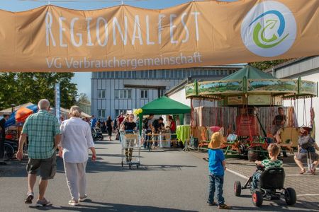 Menschen auf einem Fest in Dresden