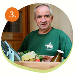 Unser Lieferfahrer Andreas trägt eine Mahlitzscher Ökokiste mit zahlreichen gesunden Bio-Lebensmitteln, wie Eiern, Porree, Vollmilch, Brot und Fenchel zu einer Haustür.