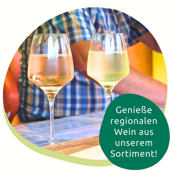 KI generiert: Zwei Gläser Weißwein auf einem Tisch. Text: "Genieße regionalen Wein aus unserem Sortiment!"