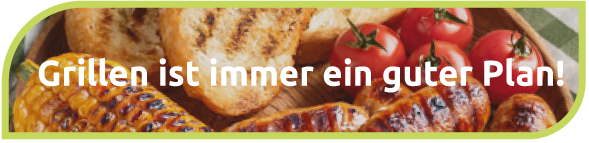 Gegrillter Maiskolben, Würstchen, Brot und Tomaten auf einem Holzteller, auf einem gestreiften Tuch.