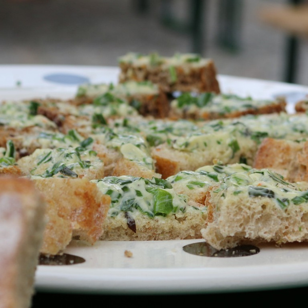 Hofeigenes Dinkelbaguette mit leckerer Kräuterbutter