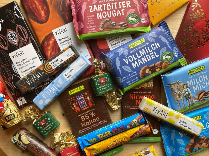 KI generiert: Schokoladenvielfalt mit verschiedenen Verpackungen und Sorten, darunter Vivani und Rapunzel-Zartbitter-Nougat.