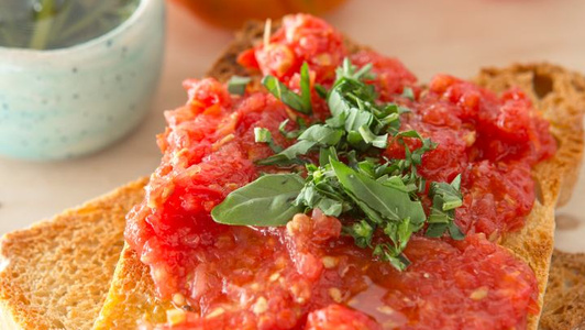 Geröstetes Sauerteigbrot mit Tomate & Kräuteröl