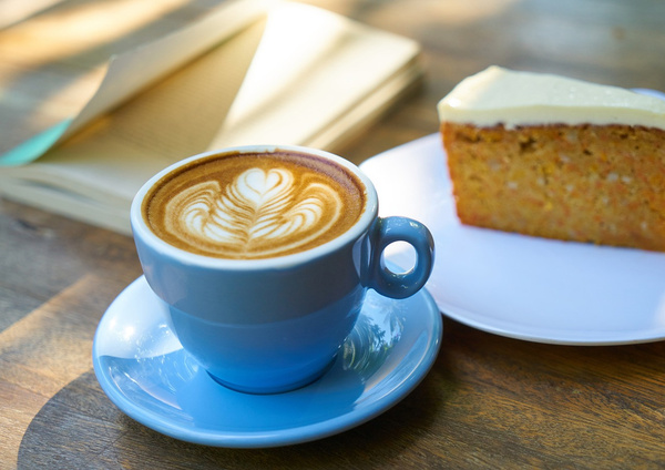 In unserem Hofladen gibt es ein kleines Café mit leckerem Kuchen & Kaffee