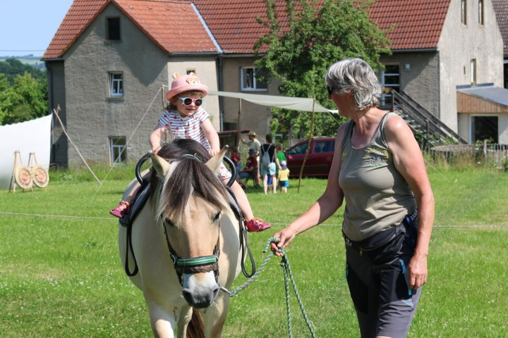 Sonnenbrille? Check. Pony? Check.