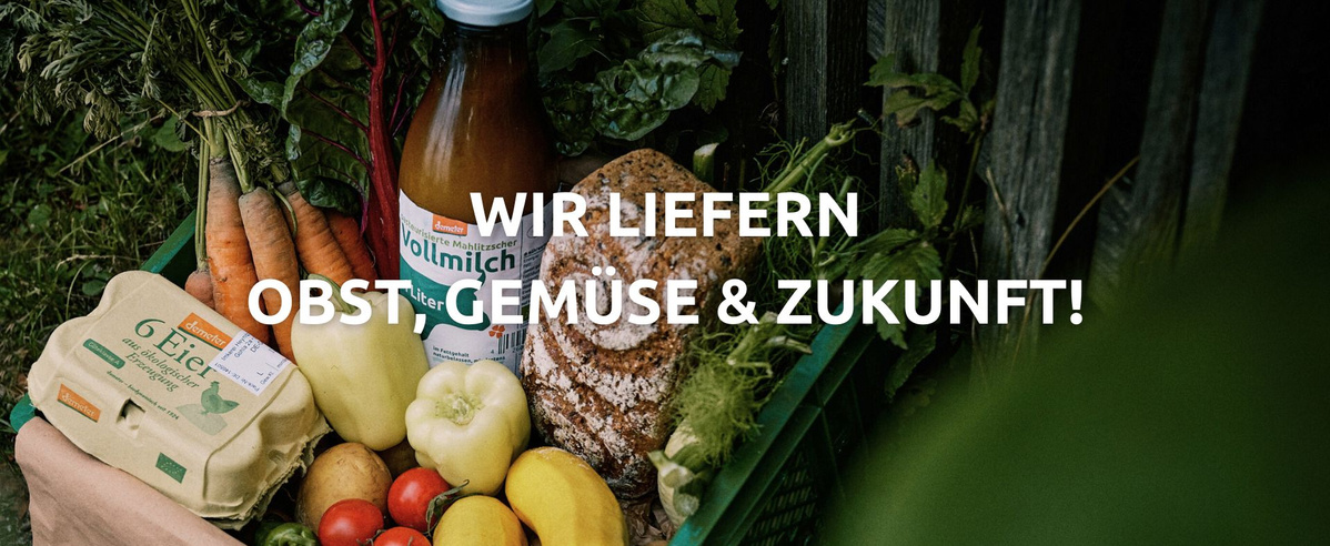 KI generiert: Korb mit Gemüse, Eiern und Milch. Text: "WIR LIEFERN OBST, GEMÜSE & ZUKUNFT!"