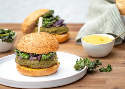 Grünkohl-Burger mit karamellisierten Zwiebeln