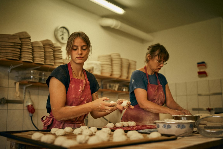 Bäckerinnen beim Laibe formen
