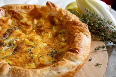 Herzhafte Tarte mit Chicorée und Ziegenbrie.