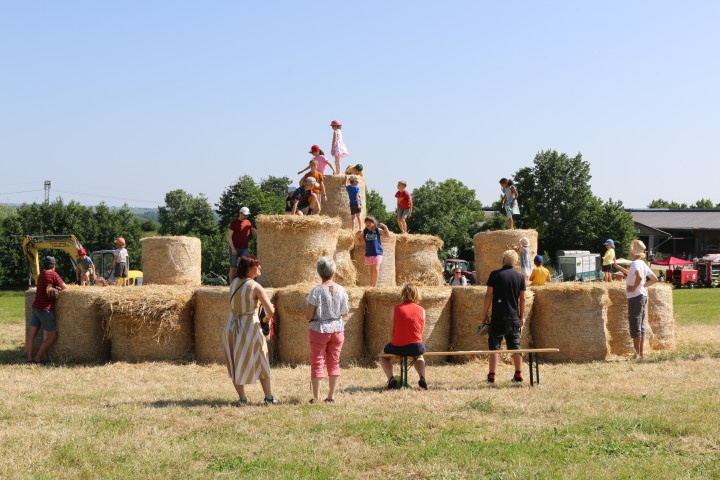 Unsere riesige Strohburg verwandelte sich in einen lebhaften Spielplatz.