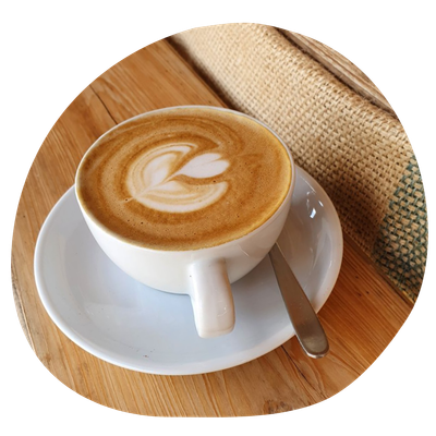 KI generiert: Eine Tasse Latte mit Latte Art auf einem Holztisch.