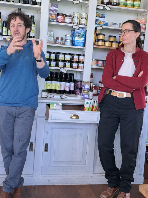 KI generiert: Zwei Personen stehen vor einem Regal mit diversen Produkten.