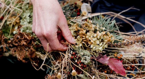 Workshop bei dem ein Adventskranz gebastelt wird.