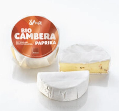 Camembert-Käse mit Paprika. Text: "BIO CAMBERA PAPRIKA".
