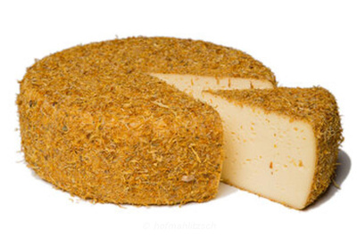 Produktfoto zu Ringelblumenkäse - Käse in Ringelblumen und Schweizer Klee gewälzt