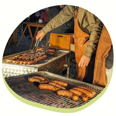 KI generiert: Person grillt Würste auf einem Grill, während sie eine Zange benutzt.