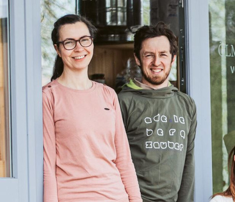 Katja und Danilo Braun, die Inhaber der Hofmanufaktur vor ihrem Hofladen
