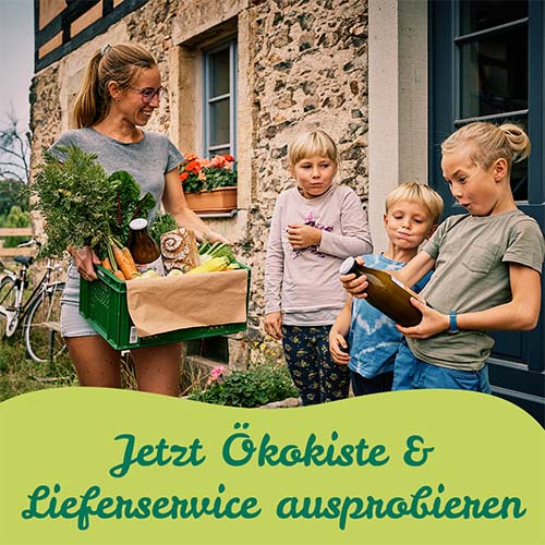 Familie mit Kindern steht vorm Haus und bestaunt Produkte aus Mahlitzscher Ökokiste