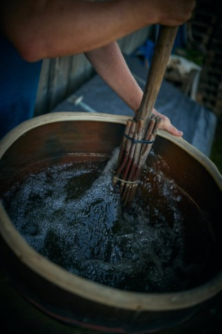 Ein halbes Jahr später wird die wohlriechende, dunkel-erdige Masse aus den Hörner gesammelt und dynamisiert, sprich: in Wasser eingerührt und später auf den Feldern verspitzt.