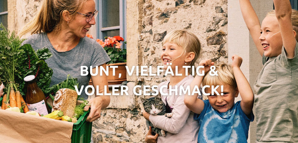 KI generiert: Eine Frau und drei Kinder mit Gemüsekorb; Text: "BUNT, VIELFÄLTIG & VOLLER GESCHMACK!"