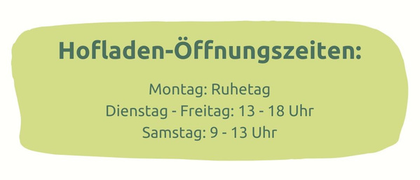 Das Bild zeigt die Öffnungszeiten  vom Mahlitzscher Hofladen auf einem grünen Hintergrund. Der Laden hat montags geschlossen, ist dienstags bis freitags von 13 bis 18 Uhr und samstags von 9 bis 13 Uhr geöffnet.