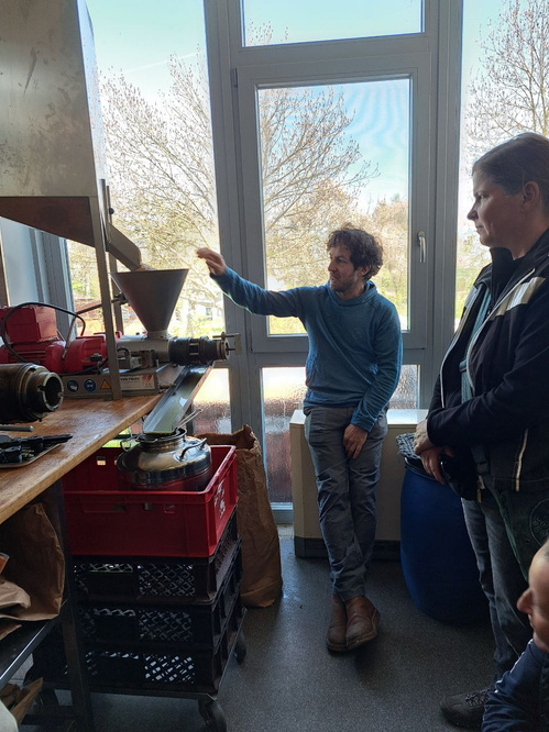 Danilo beschreibt die Ölpresse