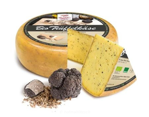 Produktfoto zu Allgäuer Trüffelkäse - mit schwarzen Trüffeln, leicht nussig süßlich