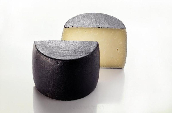 Produktfoto zu Pecorino Nero Sardinien - mild, bei zunehmender Reife pikant bis würzig